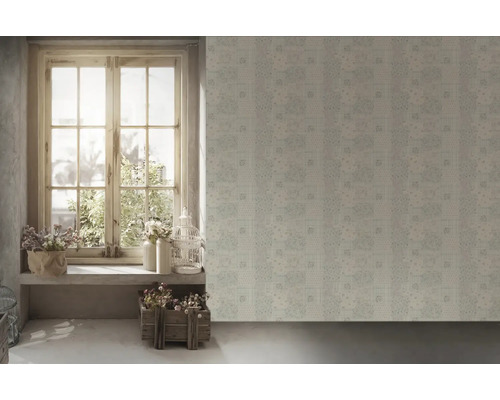 Heller Raum mit gemusterter Tapete, Fenster und Dekoration