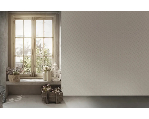 Heller Raum mit Fenster, Dekoration und gemusterter Tapete