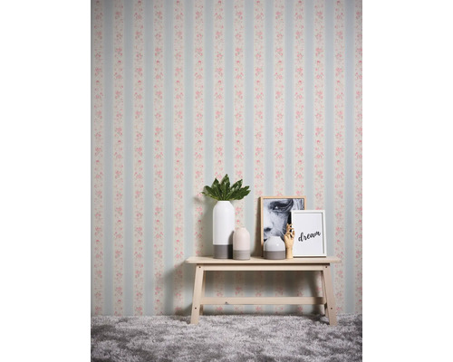 Dekorativer Raum mit gestreifter Tapete und floralem Muster, Tisch mit Vasen und Dekoration