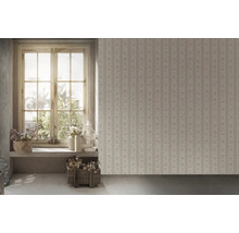 Zimmer mit floral gemusterter Tapete, Fenster und Dekoration