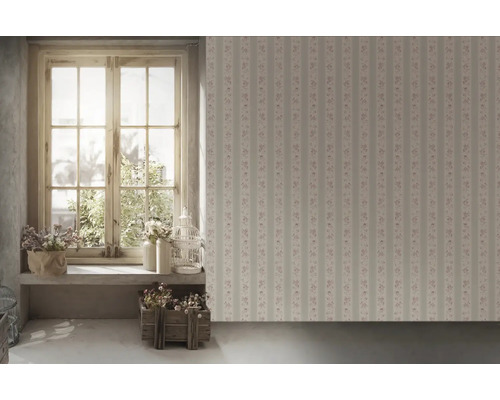 Zimmer mit floral gemusterter Tapete, Fenster und Dekoration