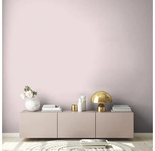 Wohnzimmer mit Wandfarbe, Kommode, Lampe und Dekoration