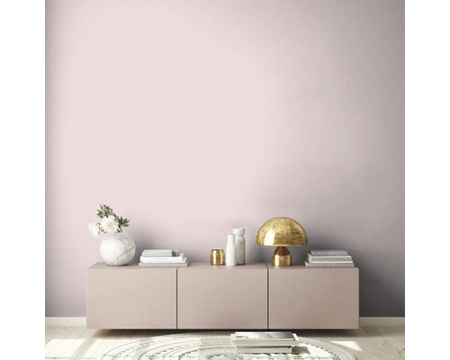 Wohnzimmer mit Wandfarbe, Kommode, Lampe und Dekoration
