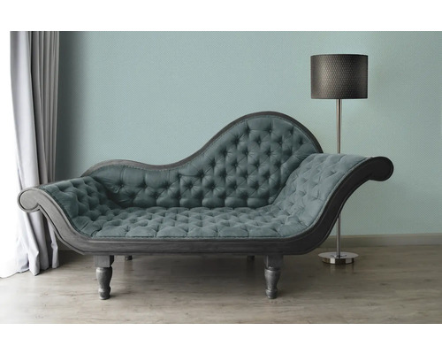 Chaiselongue mit Knopfheftung und Stehlampe in einem hellen Raum