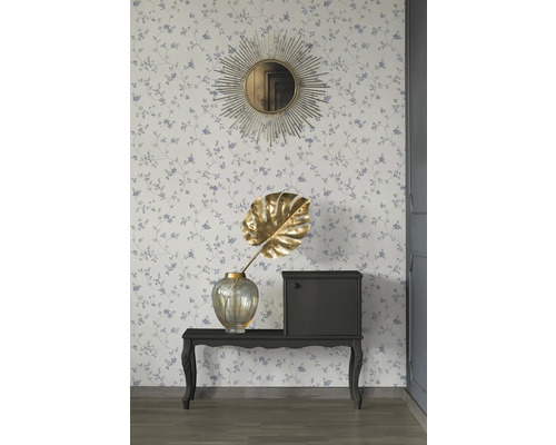 Dekoratives Interieur mit Spiegel, Tisch und Blumentapete