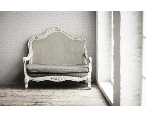 Vintage Sofa mit Holzrahmen und gestreiftem Bezug vor gemusterter Tapete