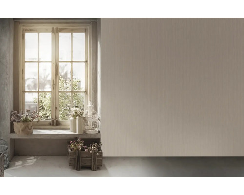 Szene mit Fenster, Dekorationen und einer Wand mit Tapete