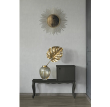 Dekoratives Arrangement mit Spiegel, Vase, Blatt und Schrank auf einem Tisch