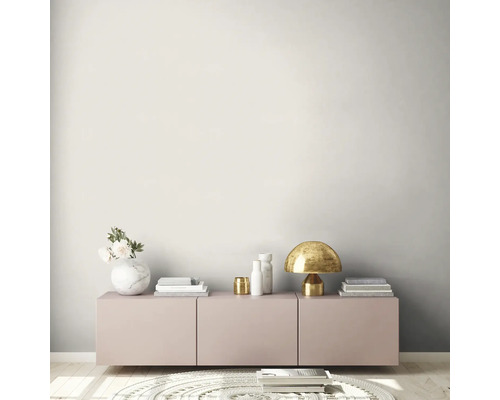 Wohnzimmer mit Kommode, Tischlampe und Dekoration