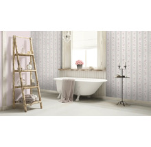 Badezimmer im Landhausstil mit Badewanne, Leiterregal und gestreifter Tapete