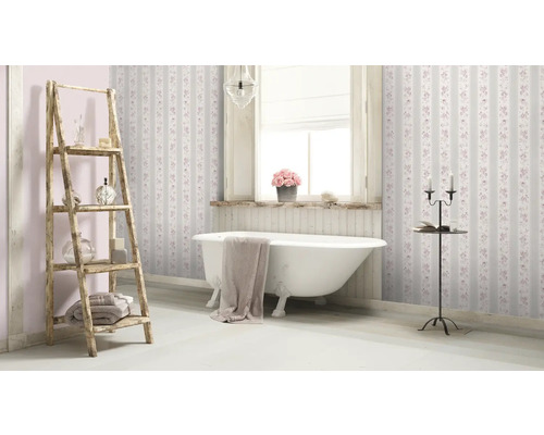 Badezimmer im Landhausstil mit Badewanne, Leiterregal und gestreifter Tapete