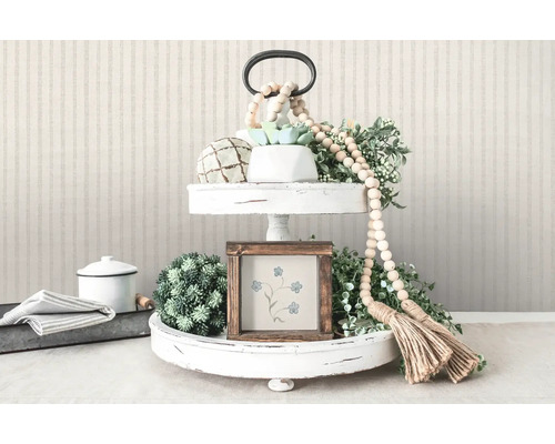 Dekorative Etagere mit zwei Ebenen und verschiedenen Dekoartikeln