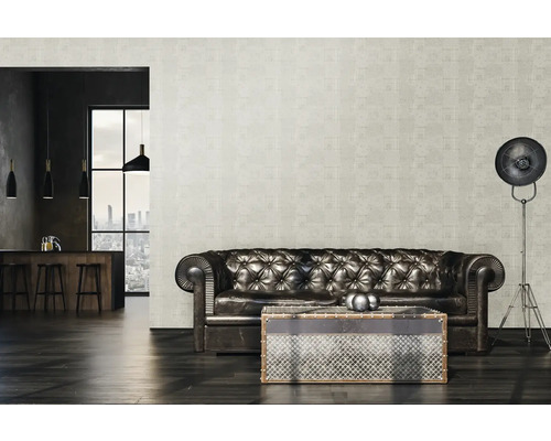 Wohnzimmer mit Ledersofa, Couchtisch und gemusterter Tapete