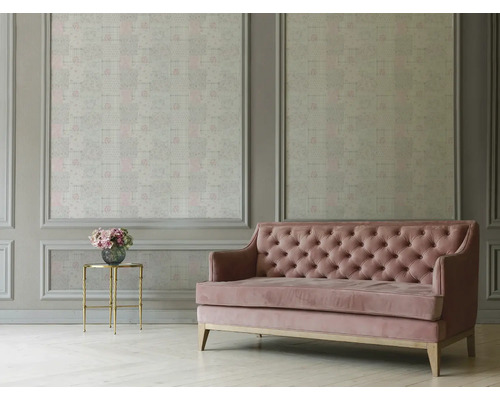Rosa Sofa vor einer Wand mit gemusterter Tapete