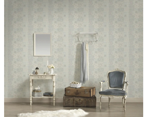 Wohnraum mit gemusterter Tapete, Tisch, Stuhl und Dekoration