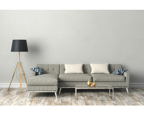 Wohnzimmer mit Sofa, Stehlampe und Tisch