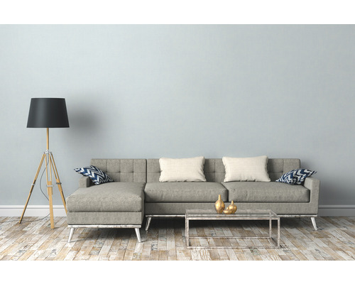 Wohnzimmer mit grauer Couch, Stehlampe und Couchtisch