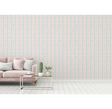 Raumansicht mit gestreifter Tapete mit floralem Muster, Sofa und Tisch