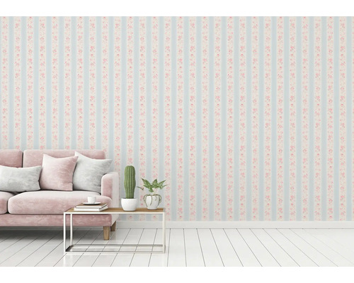 Raumansicht mit gestreifter Tapete mit floralem Muster, Sofa und Tisch