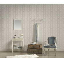 Dekorativer Raum mit gestreifter Blumentapete, Spiegel, Tisch, Garderobe, Sessel und Koffern