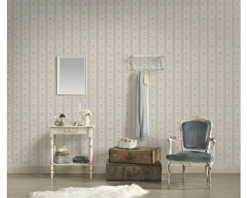 Dekorativer Raum mit gestreifter Blumentapete, Spiegel, Tisch, Garderobe, Sessel und Koffern