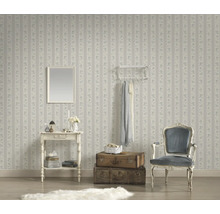 Dekoratives Zimmer mit einer Wandtapete mit Blumenmuster und Möbeln im Vintage-Stil.