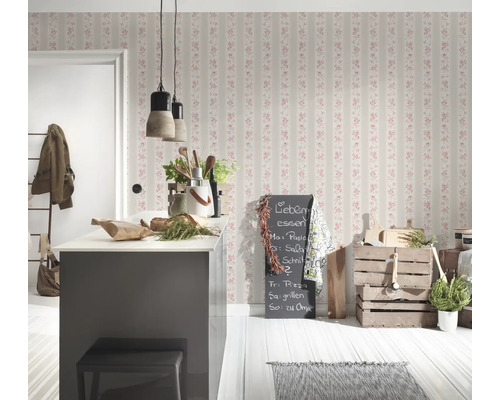 Helle Küche mit floral gemusterter Tapete, Kücheninsel und Dekorationen