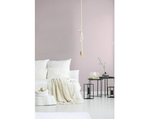 Schlafzimmer mit Bett, Nachttischen und hängender Lampe