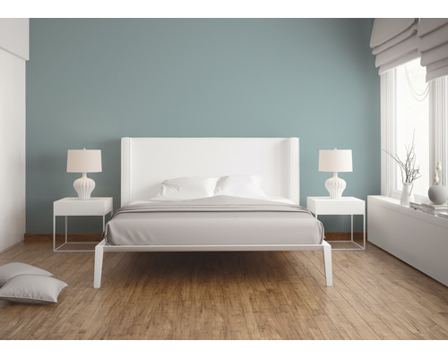 Modernes Schlafzimmer mit Doppelbett, Nachttischen und Lampen auf Holzboden.