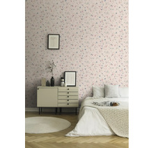 Helles Schlafzimmer mit Bett, Kommode und Tapete mit Blumenmuster