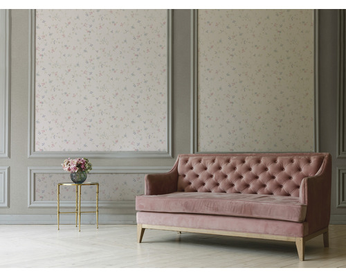 Klassisches Wohnzimmer mit geblümter Tapete und Sofa