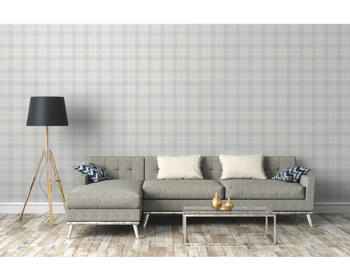 Wohnzimmer mit karierter Tapete, Sofa, Stehlampe und Couchtisch