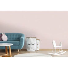Kinderzimmer mit blauem Sofa, Spielzeug und Dekoration