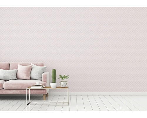 Helles Wohnzimmer mit gemusterter Tapete, Sofa, Tisch und Zimmerpflanzen.