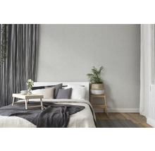 Schlafzimmer mit Bett, Nachttisch und Tapete