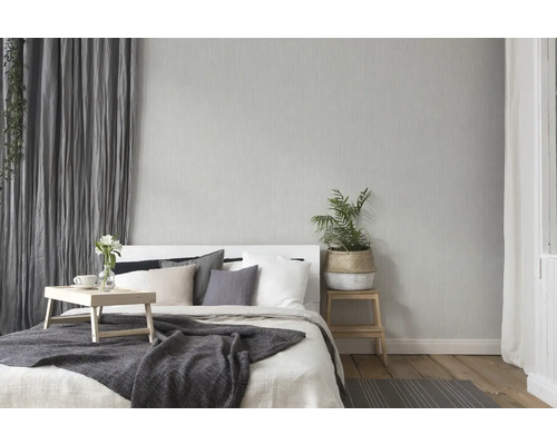 Schlafzimmer mit Bett, Nachttisch und Tapete