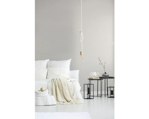 Helles Schlafzimmer mit Bett, Nachttischen und Beleuchtung