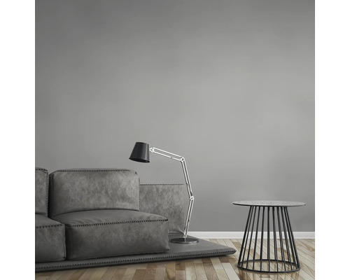 Wohnzimmer mit Sofa, Lampe und Beistelltisch