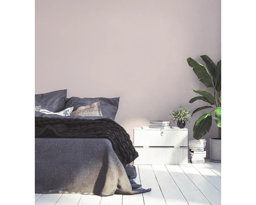 Helles Schlafzimmer mit Bett, Nachttisch und Zimmerpflanzen