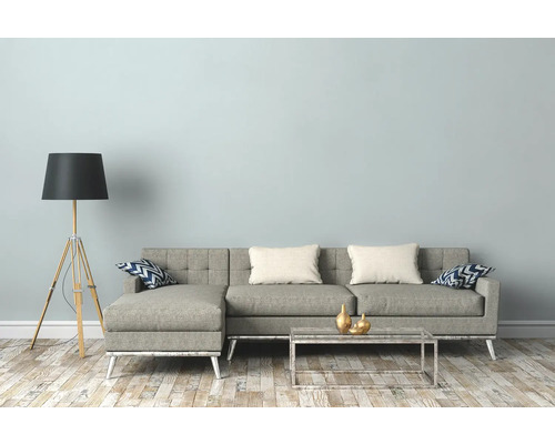 Wohnzimmer mit grauem Ecksofa, Stehlampe und Couchtisch