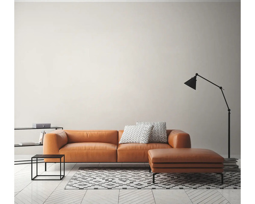 Wohnzimmer mit Sofa, Hocker, Stehlampe und Beistelltisch