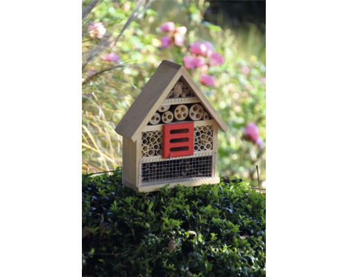 Insektenhotel aus Holz mit verschiedenen Füllmaterialien für Nützlinge im Garten