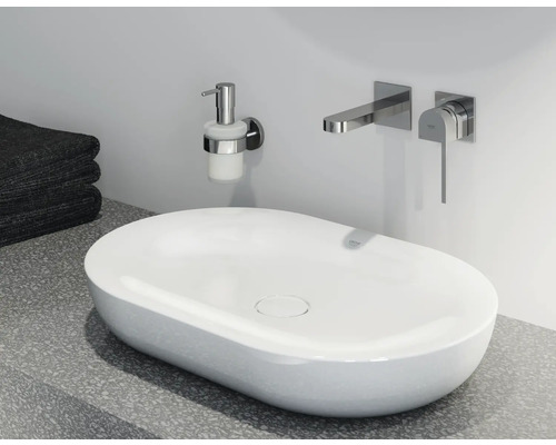 Modernes Badezimmer Waschbecken mit Armatur, Seifenspender und Handtüchern