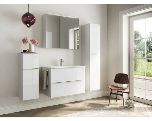 Badezimmer mit Waschtischunterschrank, Spiegelschrank und Hochschrank