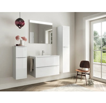 Badezimmer mit Waschtisch, Spiegelschrank, Hochschrank und Stuhl