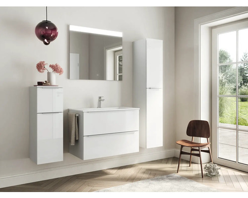 Badezimmer mit Waschtisch, Spiegelschrank, Hochschrank und Stuhl