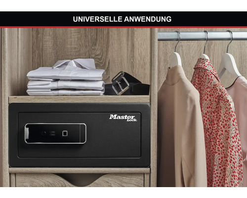 Master Lock Safe im Kleiderschrank mit Kleidung und Gürtel