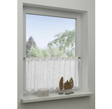 Gardinenstore vor Fenster mit Dekoration