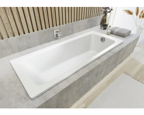 Eingebaute Badewanne in einem hellen Badezimmer mit Holzelementen und grauen Fliesen