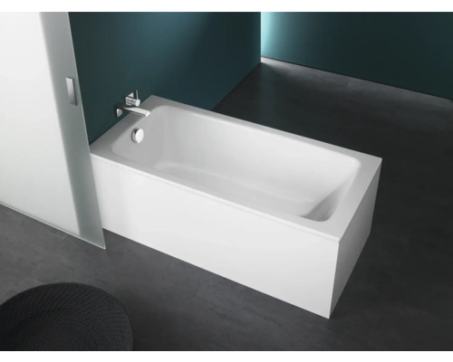 Weiße Badewanne mit Armatur in einem Badezimmer